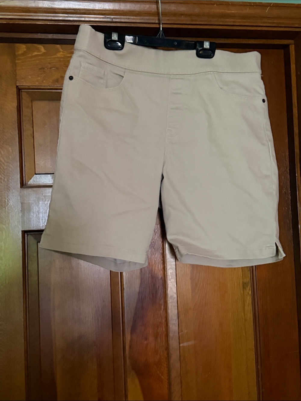 Dkny Women’s Flat Front Stretch Shorts in Khaki